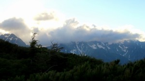 雲がかかる槍ヶ岳
