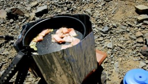 アスパラとベーコンのクリームパスタ_工程3:ベーコンを炒める