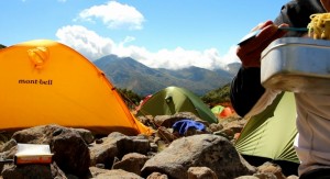 1342_黒部五郎岳をバックに山パスタ