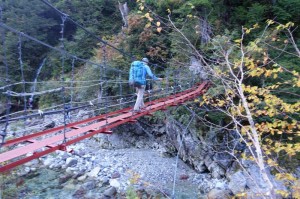 0714_薬師沢小屋前の吊橋