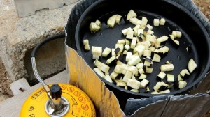 肉味噌ミートソースパスタ_工程3_ナスを炒める