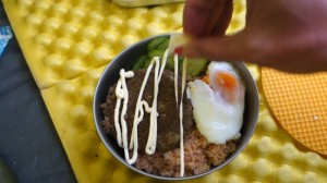 肉味噌ハンバーグとトマトリゾットでロコモコ丼_工程9_マヨネーズをトッピング