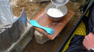 肉味噌餃子_工程1_熱湯を注ぐ