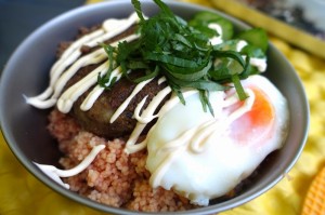 肉味噌ハンバーグとトマトリゾットでロコモコ丼_完成