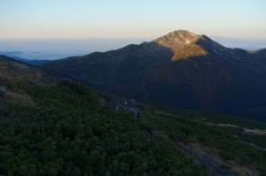0553_日が当たる黒部の山頂