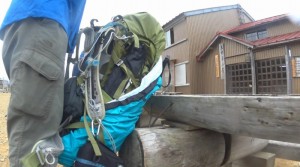1037_太郎平小屋でレインウェア装着