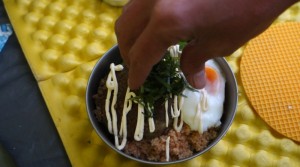 肉味噌ハンバーグとトマトリゾットでロコモコ丼_工程9_大葉をトッピング