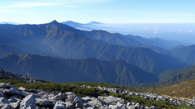 0736_黒部五郎岳山頂からの展望_笠ヶ岳、乗鞍岳、御嶽山方面2