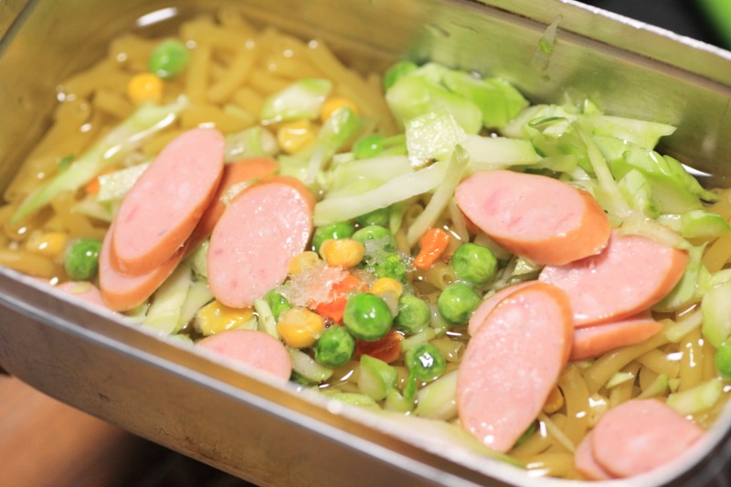 マカロニ&チーズの試作_パスタと具材をメスティンに投入