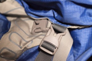 雨蓋部と本体を固定するバックル(前面)