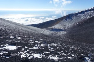 1207_第一火口の底と駿河湾