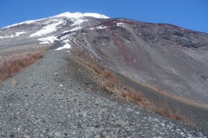 1035_火口の縁を歩く