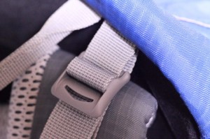雨蓋固定用バックル(背面)