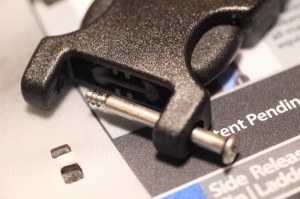 取り付け部が外れるバックル