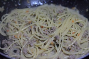 肉味噌ミートクリームパスタ_工程4_ぐるぐる
