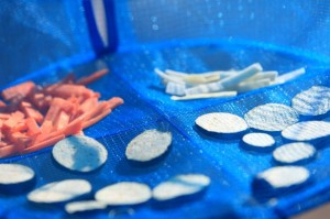 干し野菜生活_ナス、にんじん、大根の皮干し中