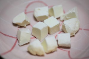 干しヨーグルトでチーズ作り_サイコロ状