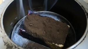 自家製鶏生ハム_工程5_スモークウッドとピート