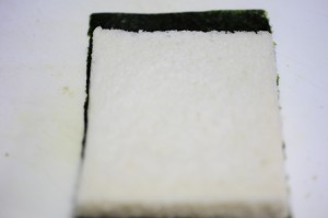 恵方巻き焼きそばパン_工程1_海苔の上にのせる