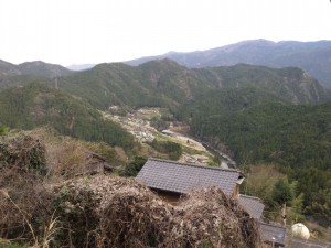 2016-03-25 17.45.05_林道から集落を見降ろす