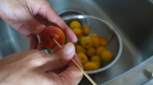 自家製梅干し(1)梅の漬け込み_工程1ヘタを取る