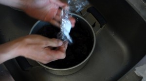 自家製梅干し(2)赤紫蘇漬け_工程3塩をまぶす