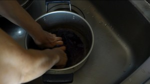 自家製梅干し(2)赤紫蘇漬け_工程3揉む