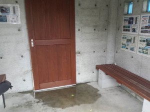 2016-04-04 07.47.11_バス停待合所の中